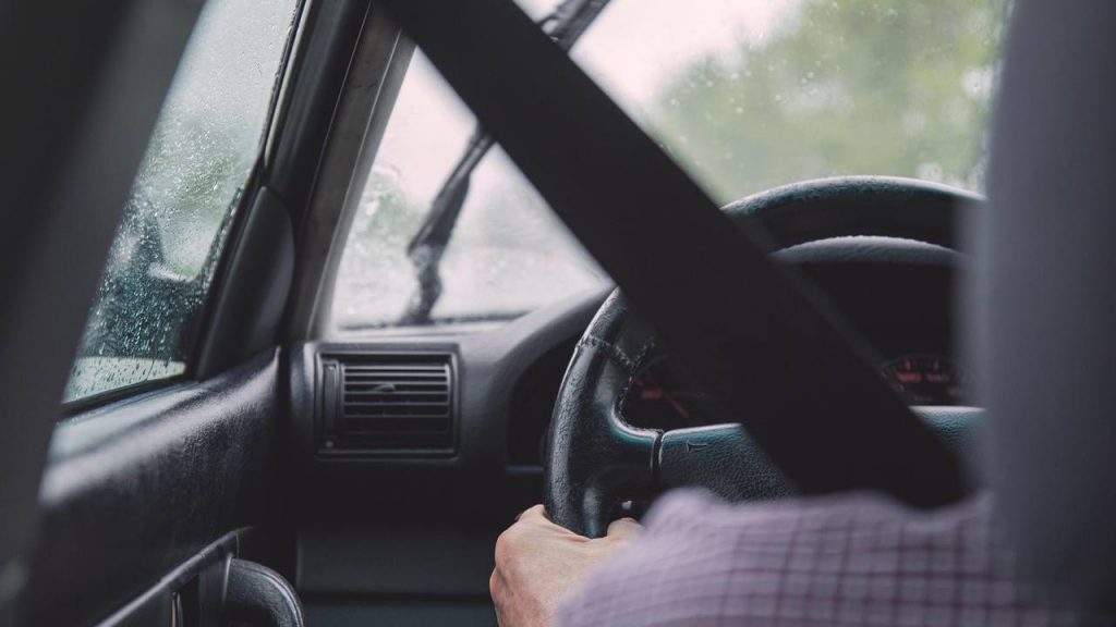 Patente, arrivati a questa età scatta il ritiro immediato: puoi fare tutto quello che vuoi ma non te la danno | Non c’è rimedio