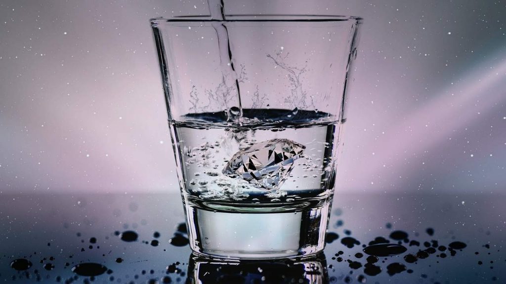 Bicchiere d’acqua nel congelatore: devi mettercelo assolutamente | Quello che accade supererà ogni tua aspettativa