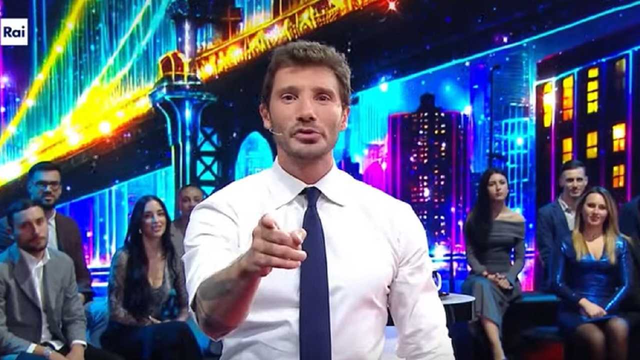 Rai, De Martino l’ha dovuto scoprire dai giornali: “solo pena” | Lo schiaffo è arrivato come un fulmine a ciel sereno