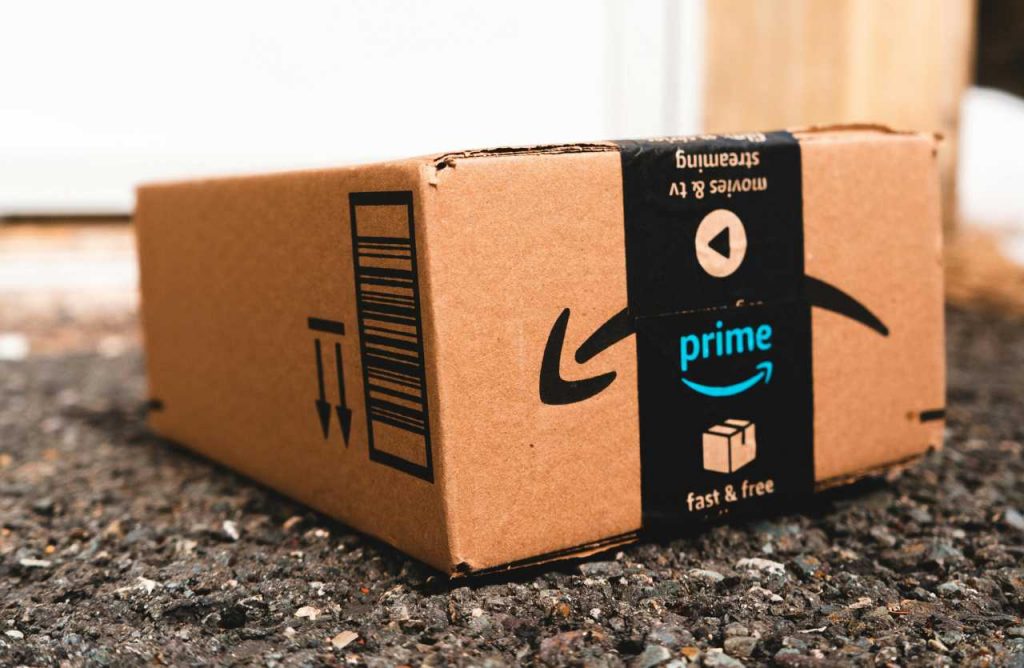 Pacchi Amazon, prima di gettarli NON DIMENTICARTI mai di fare questo: non ci pensa mai nessuno | Li vanno a cercare dentro i secchioni